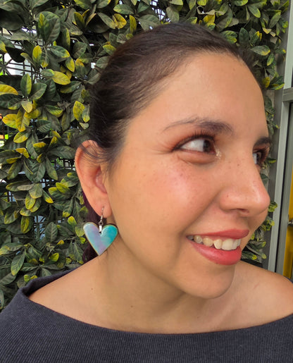 Aretes largos de madera pintada